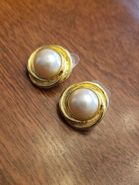 Vtg Liz Claiborne Gold-Tone Pearl Button Earrings
